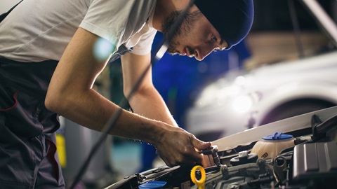 Técnico en un taller de coches